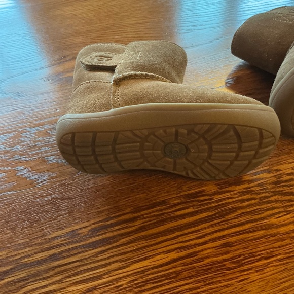 UGG Toddler Girl Keelan Boots in Chestnut sz 6 EUC - Picture 9 of 10
